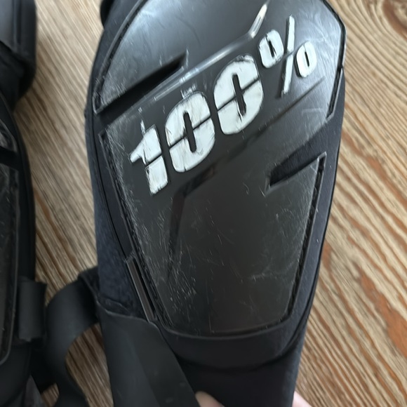 100% Fortis Knee Guard Black S/M - Picture 6 of 9